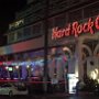 HARD-ROCK-CAFE NEBEN SCOOTERS